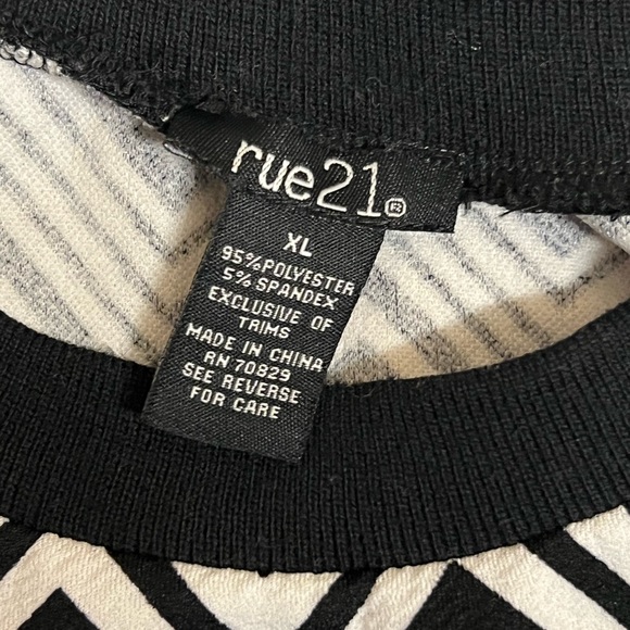 Rue21 Black White Chevron Print Zig Zag Short Sleeve Top Extra Large XL - Picture 5 of 6